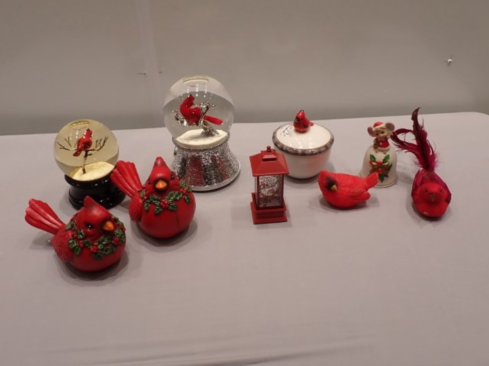 Cardinal Globes, Figurines +