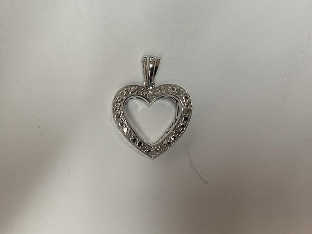 10K White Gold Diamond Heart Pendant