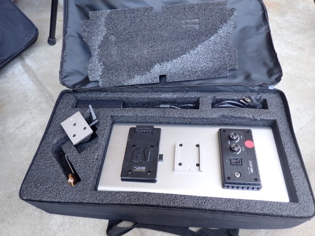 Neewer Photo Light and Stand 2