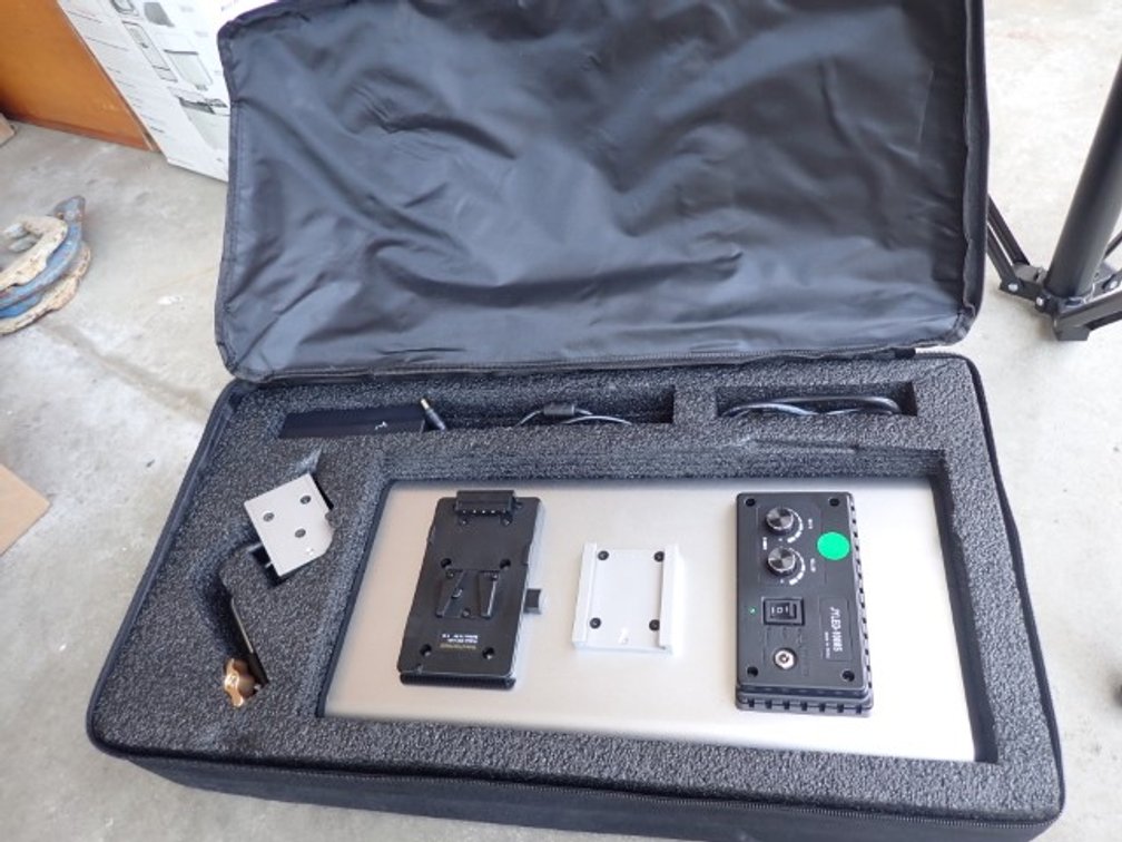 Neewer Photo Light and Stand 1