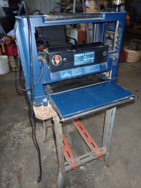 Planer with metal stand