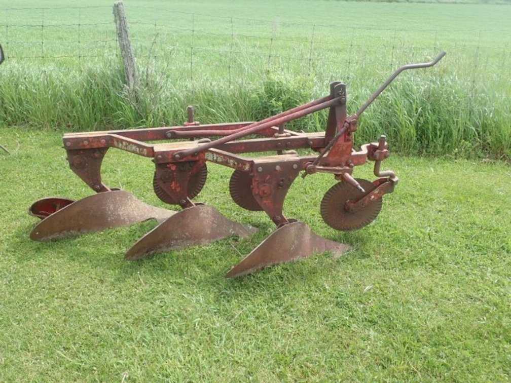 Massey-Ferguson 3pth 3 furrow Plow