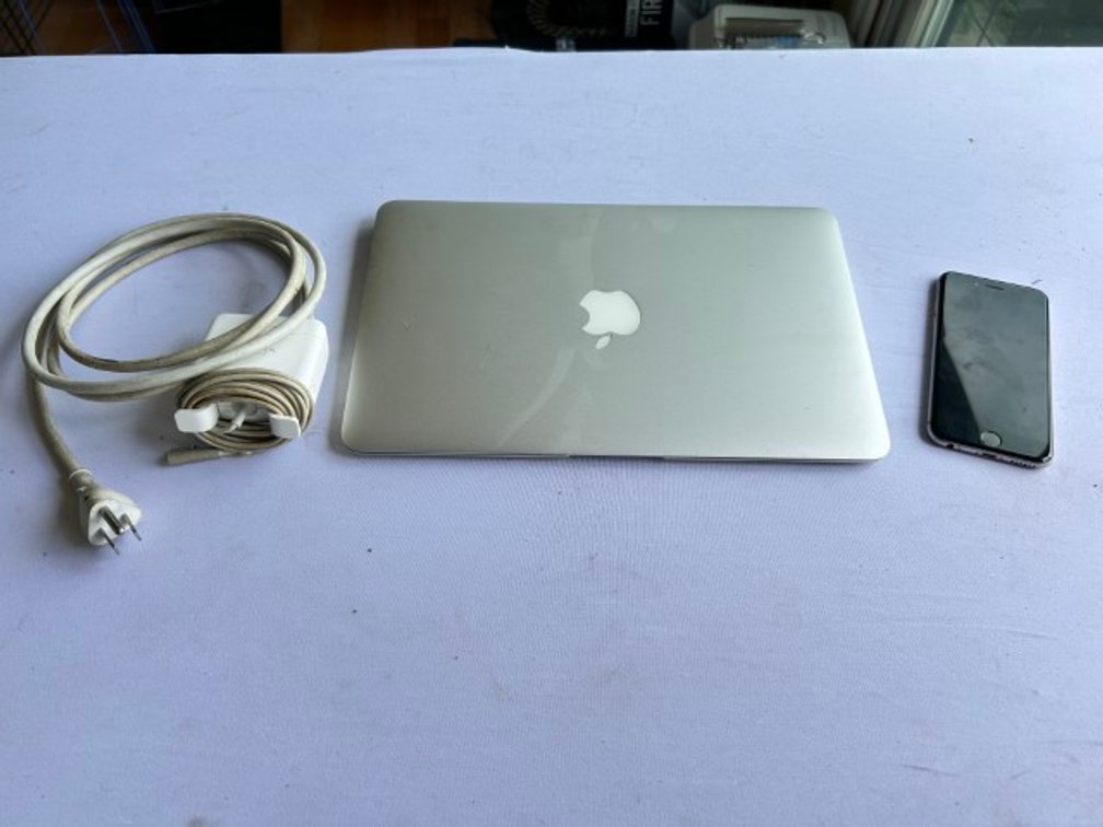 MacBook Air + iPhone
