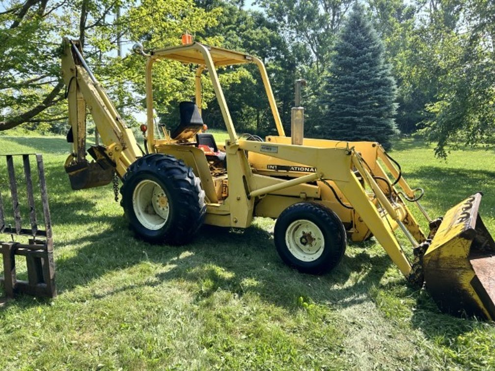 International Harvester 2412B backhoe-loader