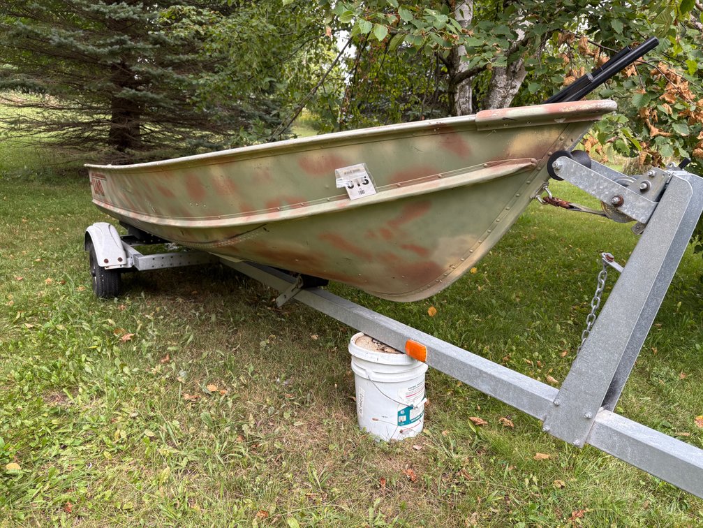 Lund Genmar Boat and Trailer VIN # 1GCHK24206E117061