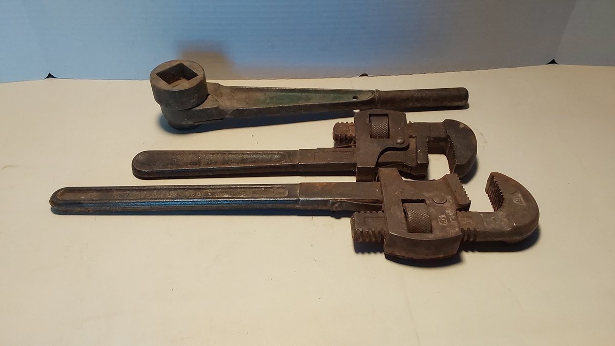 Pipe Wrenches & Square Nut Ratchet