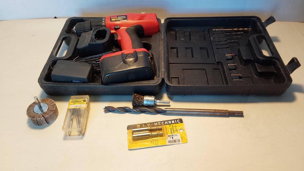 18 Volt Drill & Drill Bits(Untested)