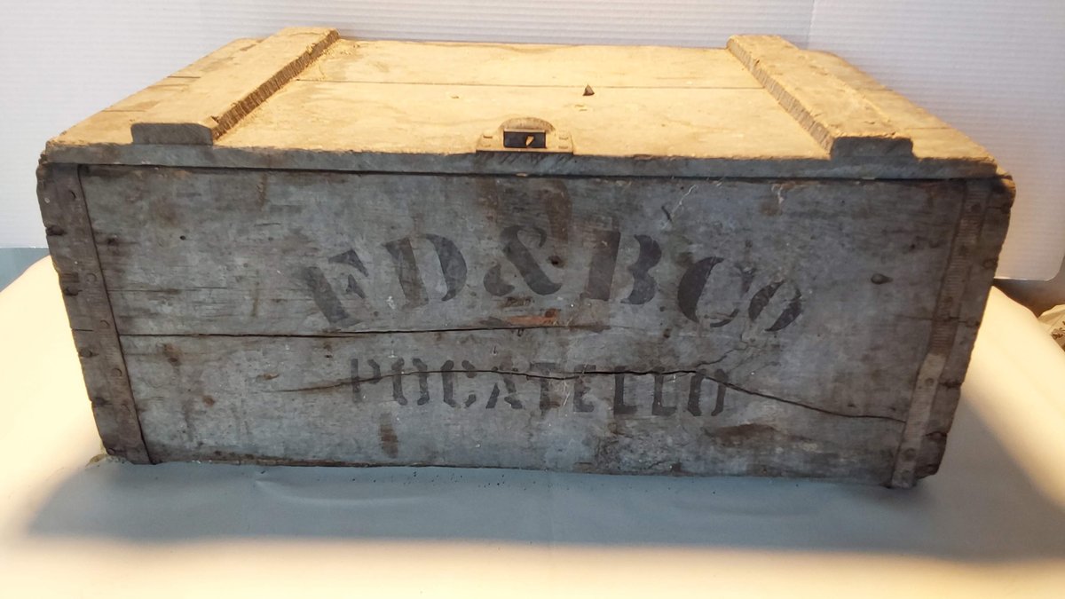 FD & B Co. Ginger Ale Wooden Crate(23" x 14 1/4" x 10 1/4" T)