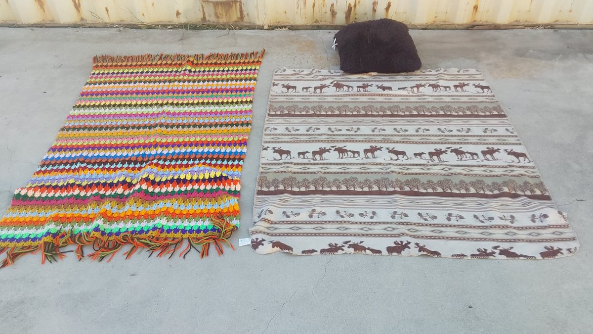 (2) Blankets; Plush Pillow(Wildlife-Note damage) Sizes below