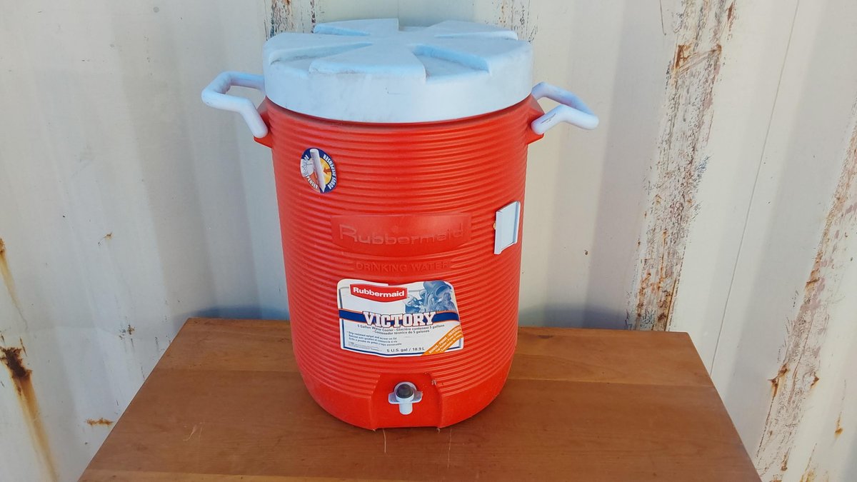 Rubbermaid 5 Gallon Cooler