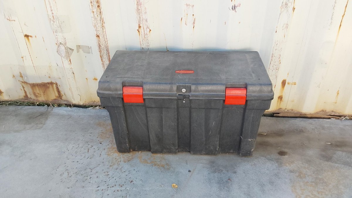 Rubbermaid Keyed Tote w/Keys (36" x 18" x 20" T)