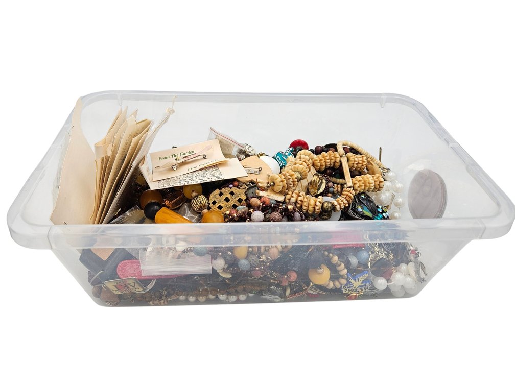 Assorted Lot of Costume Jewelry (V)