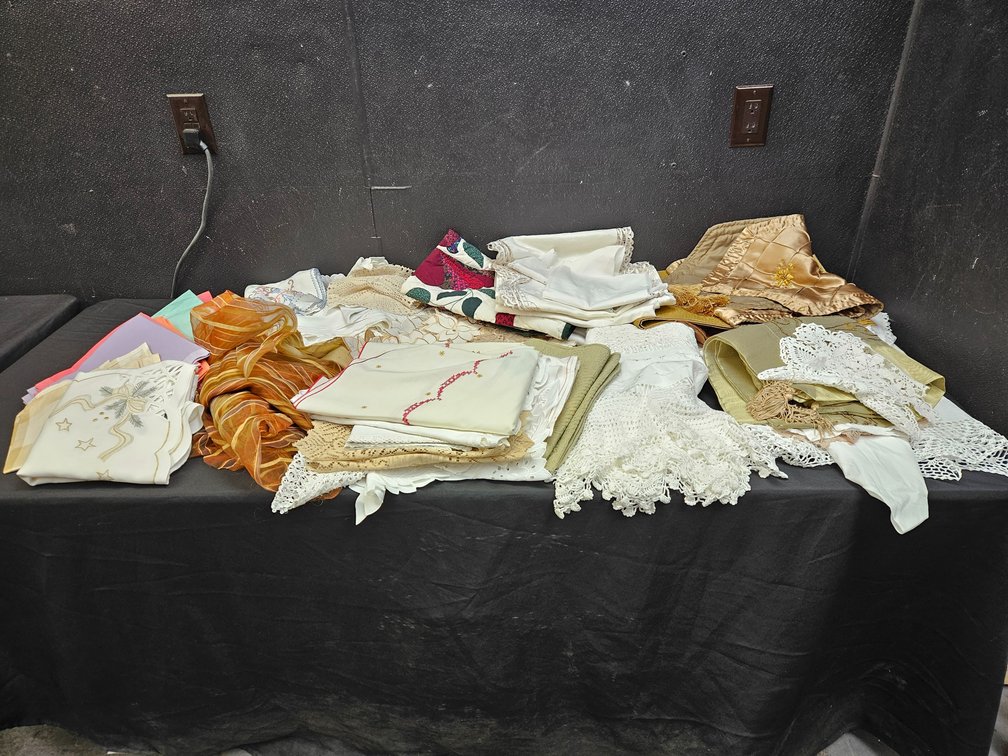 Large Assortment of Placemats and Tablerunners (S10)