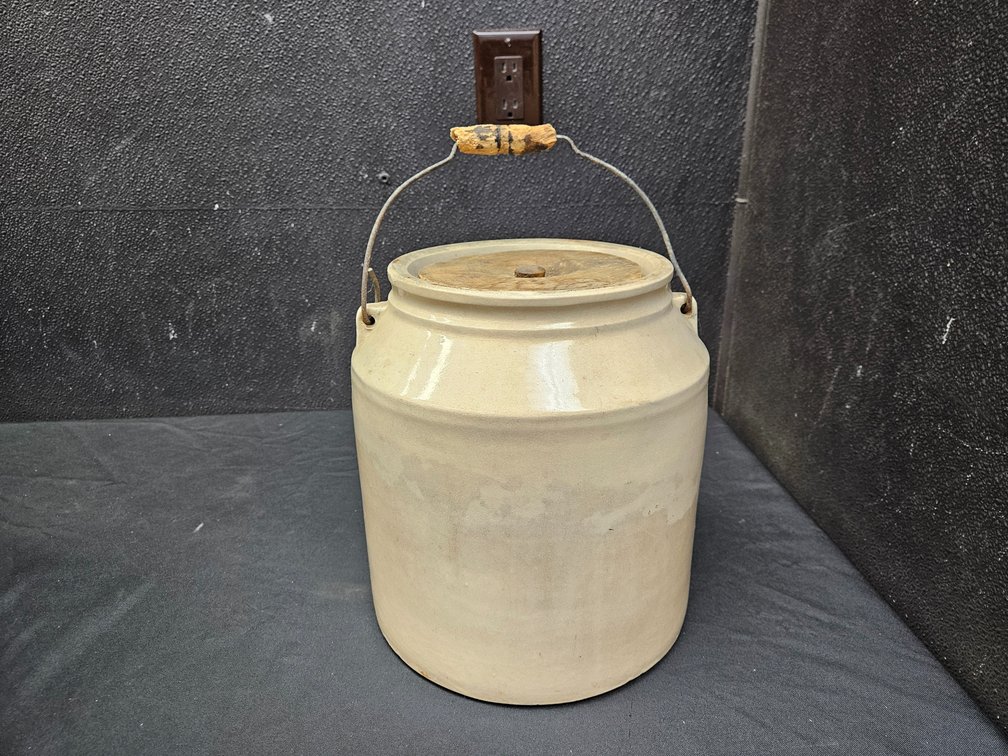 11" Crock with Wooden Lid (S11)