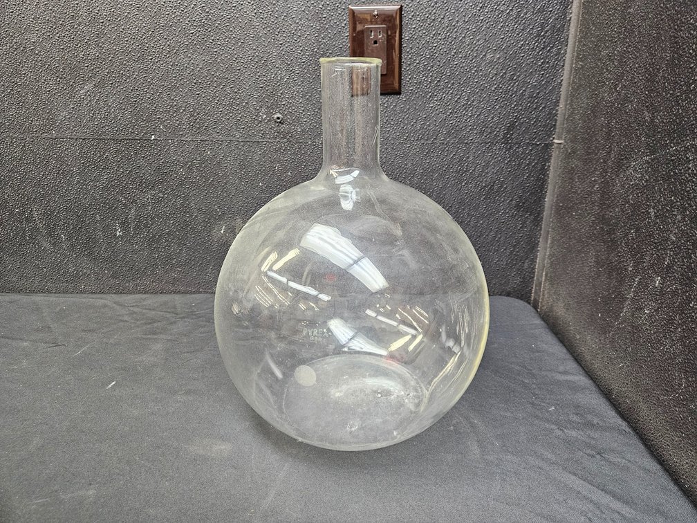 15" Tall Pyrex Boiling Flask (S8)