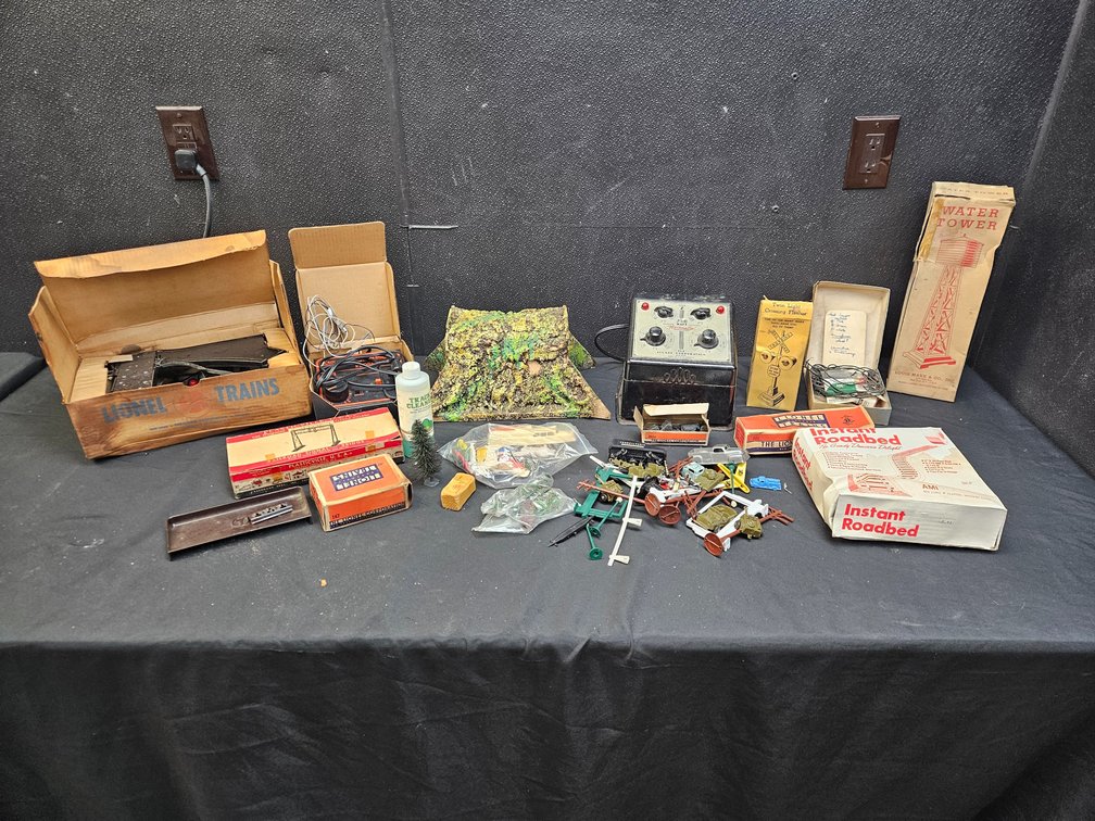 Lionel Trains Accessories (S11)