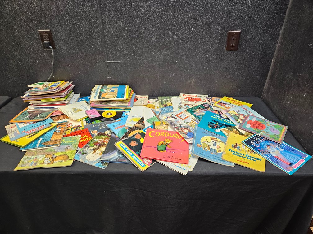 Large Assortment of Childrens Books (S11)