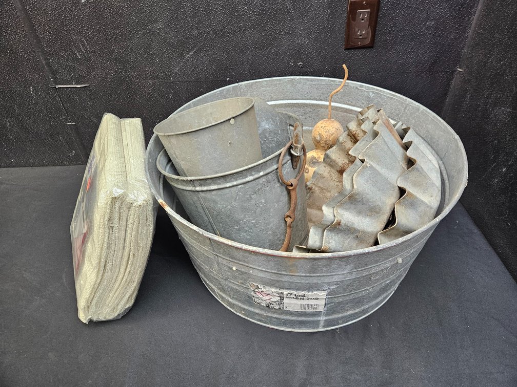 Mixed Galvanized Containers and Rug Pad (S13)