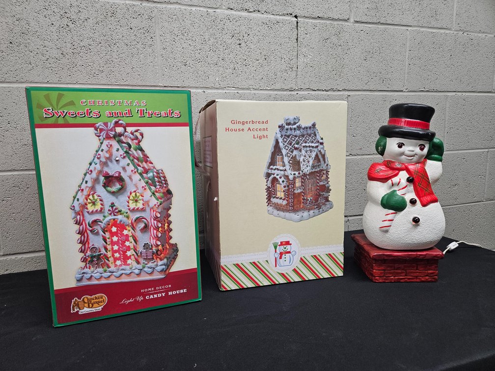 Cracker Barrel Christmas Ginger Bread Glass Houses, and Vintage Frosty Lamp (S-13)
