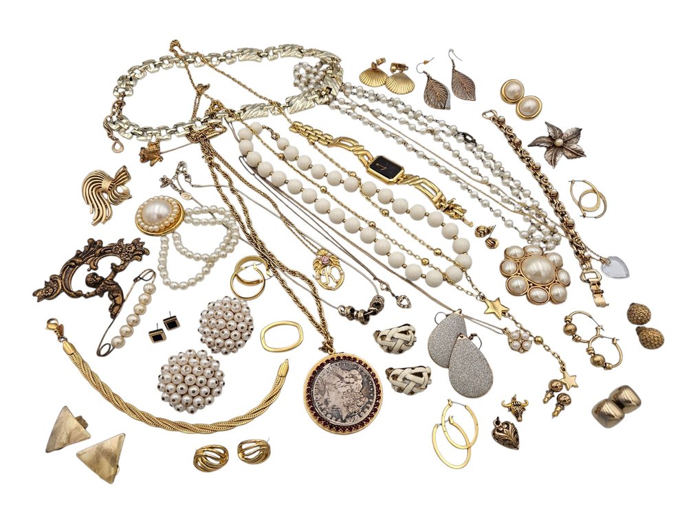 Assorted Vintage Costume Jewelry Lot - Gold/Pearl Themed (V)