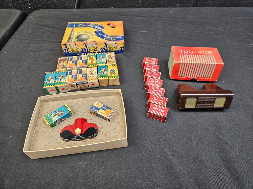 Tru-Vue Stereoscope and Pathegrams (S8)