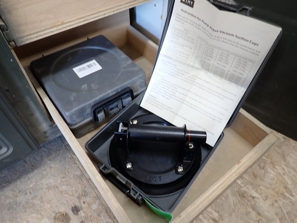 (2) IMT 8" Vacuum Suction cups with case