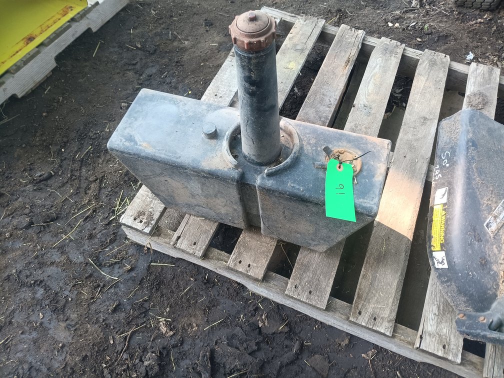 John Deere F900 series fuel tank