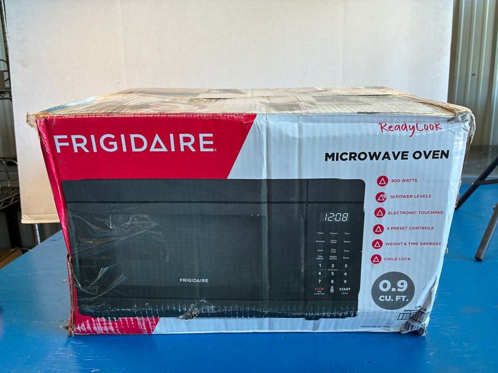 Frigidaire 0.9 Cu Ft Countertop Microwave Ovens In Black EMW953