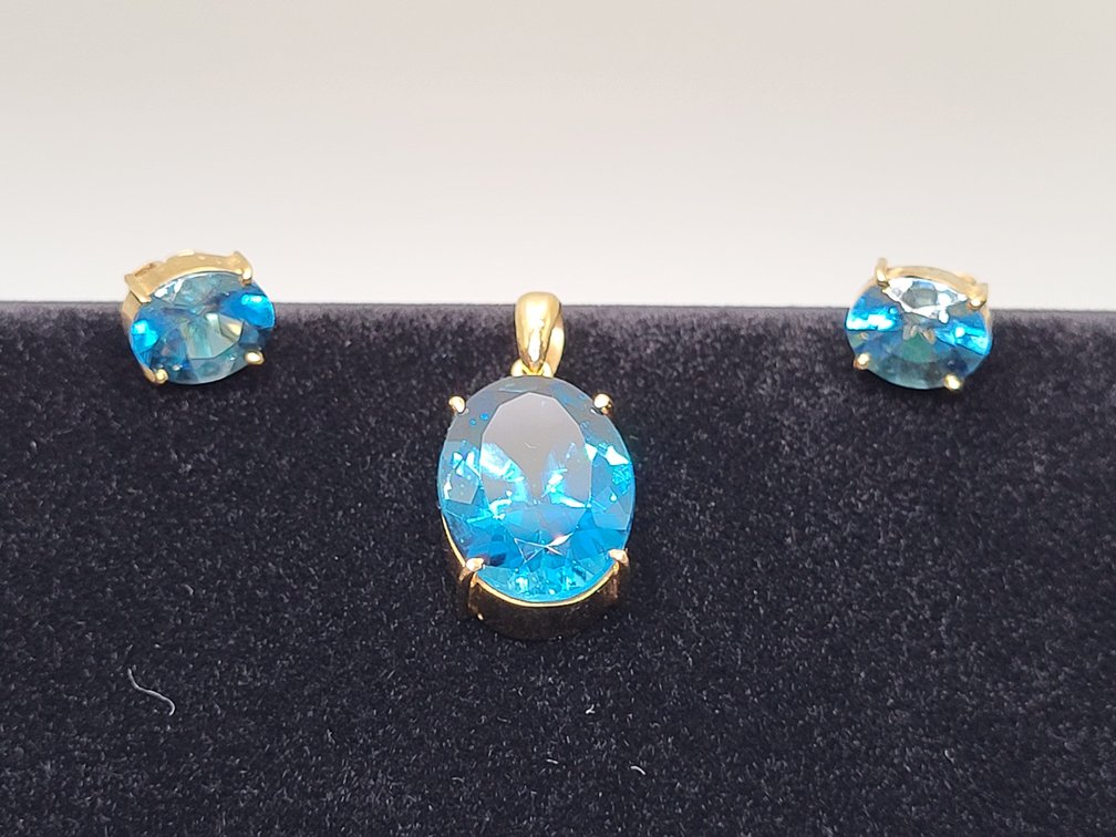 18K yellow gold blue stone earring and pendant set 