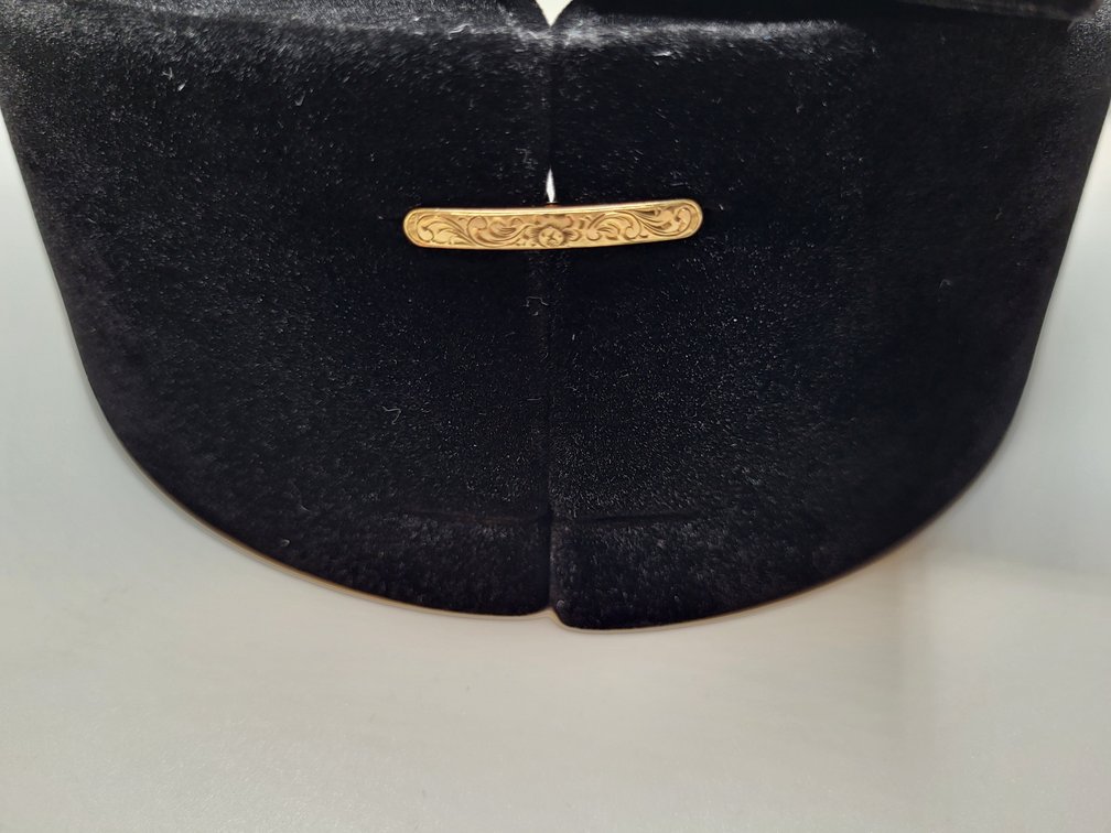 14K yellow gold pin