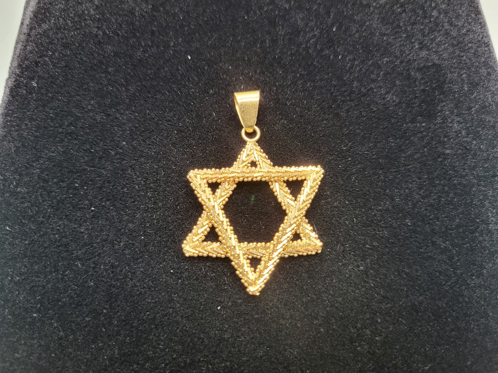 18K yellow gold Star of David pendant