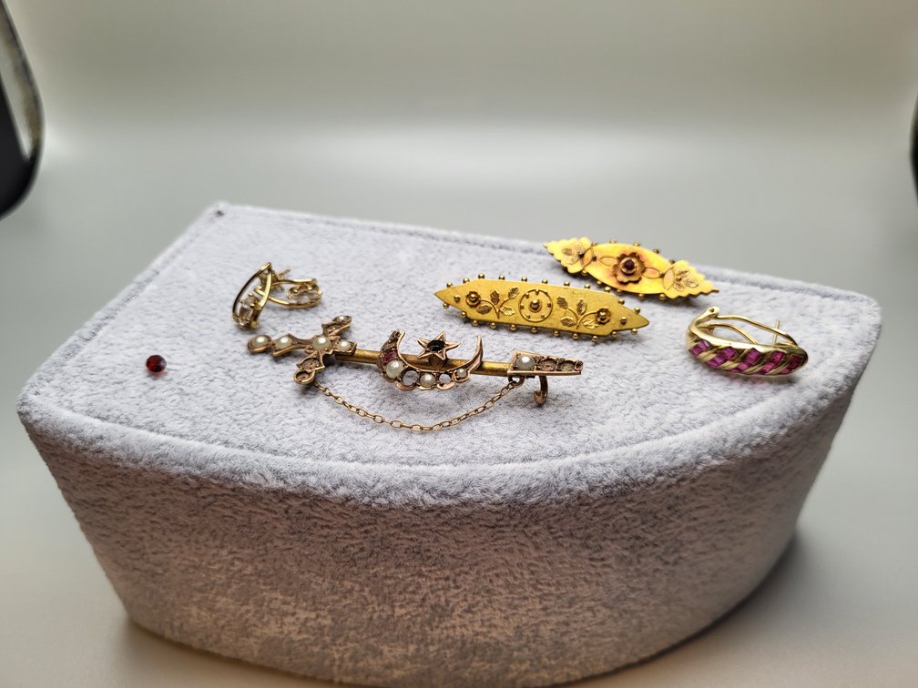 Jewelry and gold pieces