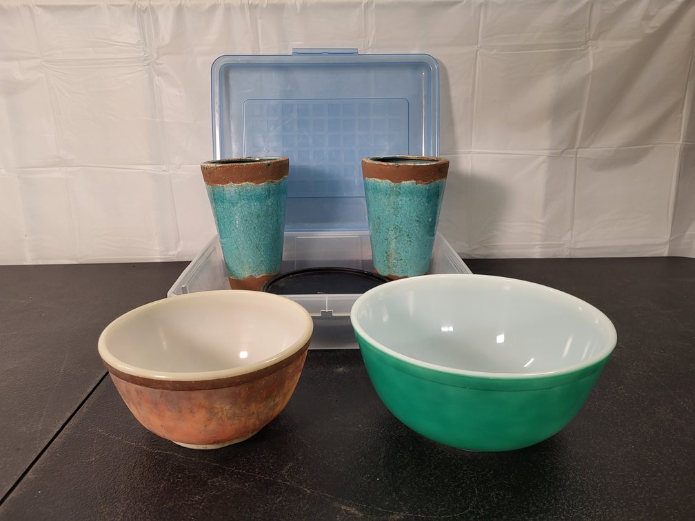 (2) Pyrex mixing bowls (1 is faded); (2) Ceramic vases