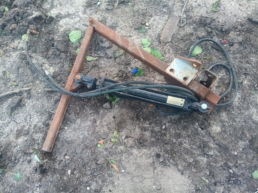 Homemade hydraulic lift with cylinder. Came off the back of a garden tractor 