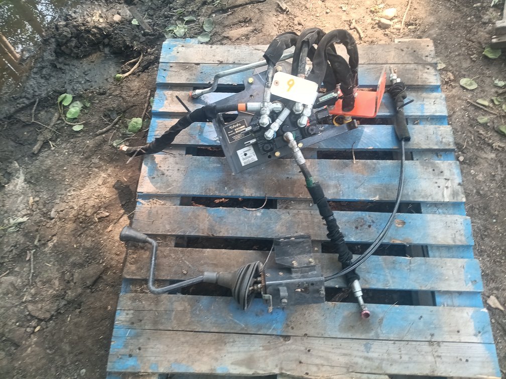 Hydraulic valve 2 sets of couplers