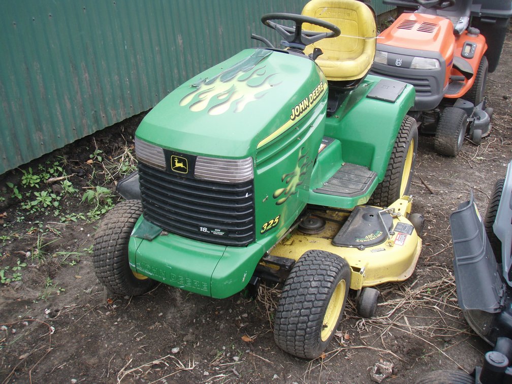 John Deere 325 lawn tractor with mower  deck