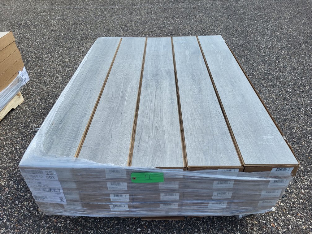 494 sqft Oak Click Laminate Flooring