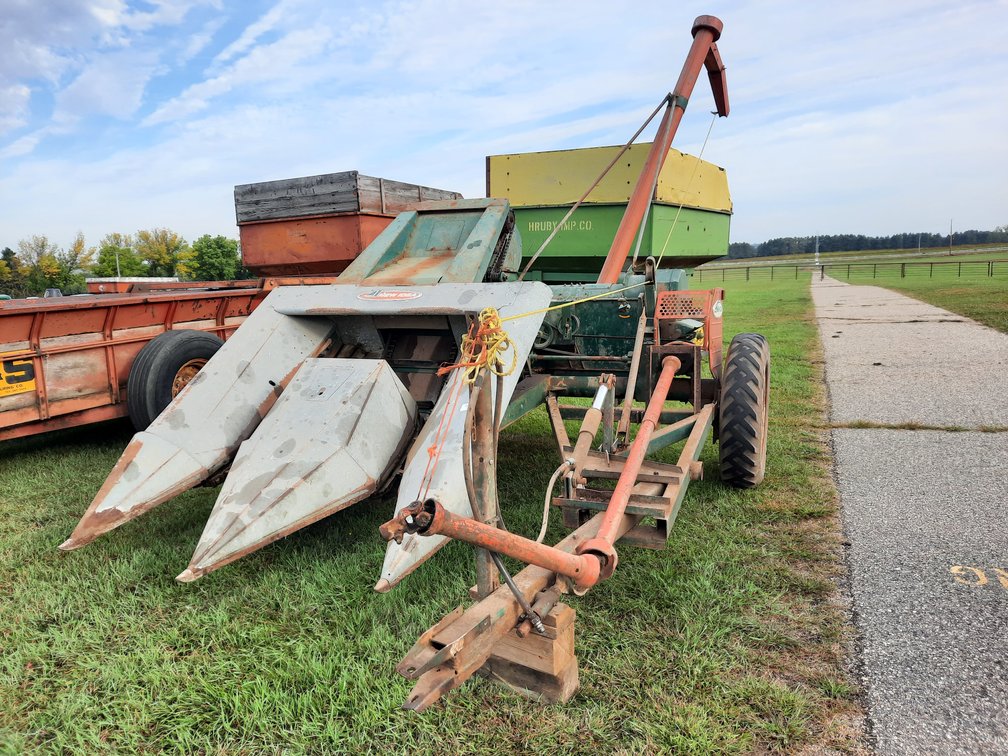 New Idea 324 2-row picker/sheller