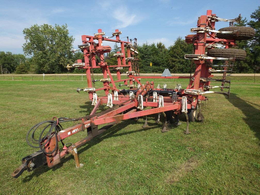 Willrich 3410 field cultivator, wing-fold