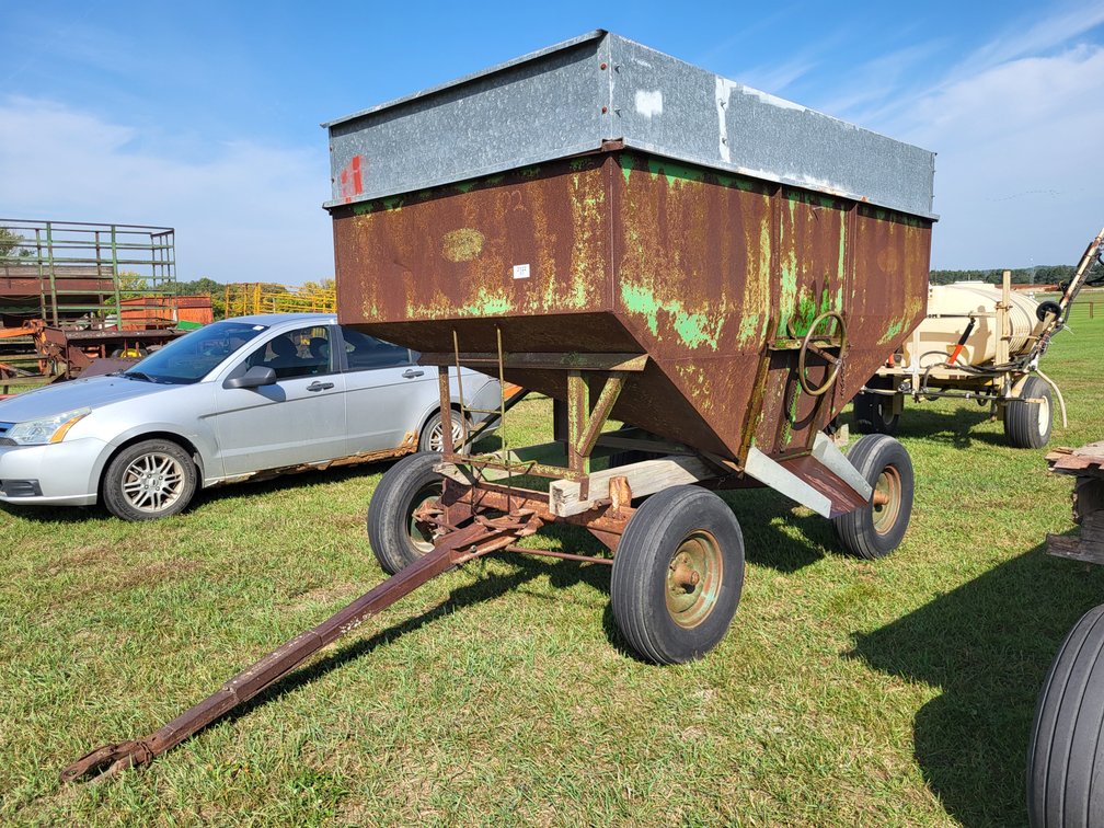 Huskee gravity box on 4-wheel running gear
