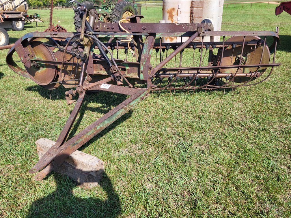 John Deere 350 rake, 540pto, extra teeth