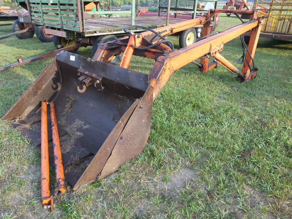 Tractor loader with bucket