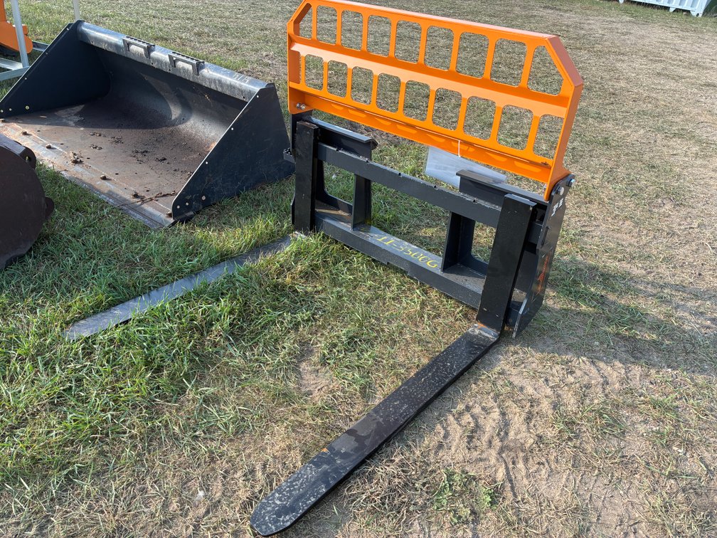 LandHonor PF-11-2500G Quick Attach Pallet Forks