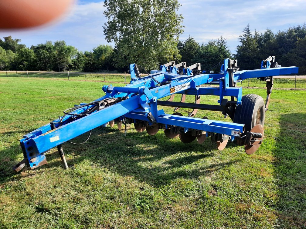 DMI Tiger-Two S-Shank Ripper w/ Caulters and Hydraulic Lift