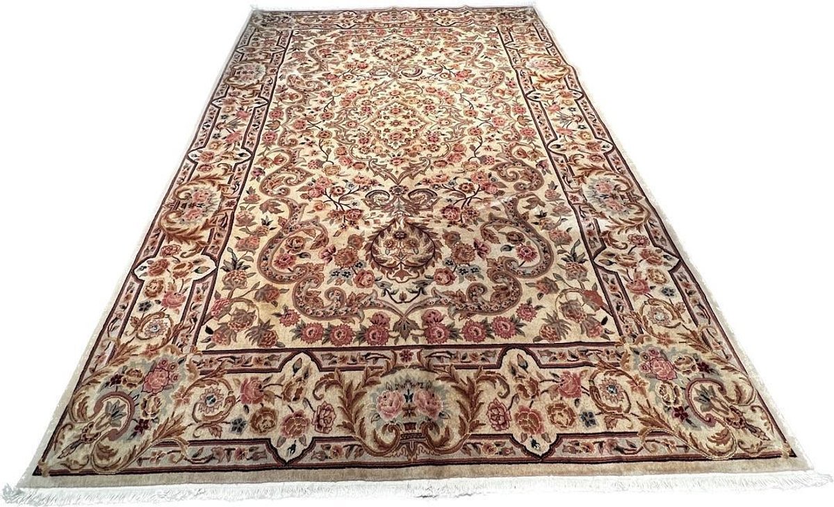$4,185 Kashan Design Hand-Knotted Wool & Silk Rug — 5'9" x 8'9"