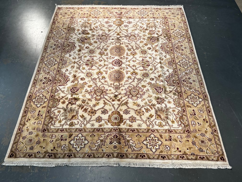 $4,140 Traditional Agra Design Wool Area Rug 8'0" x 10'2"