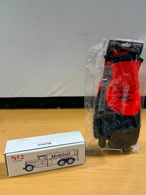 Lot of 2 New, Memphis Gloves Ninja Cora XXL Gloves, Mobiloil 1930 Diamond T-Tanker Die-Cast Bank