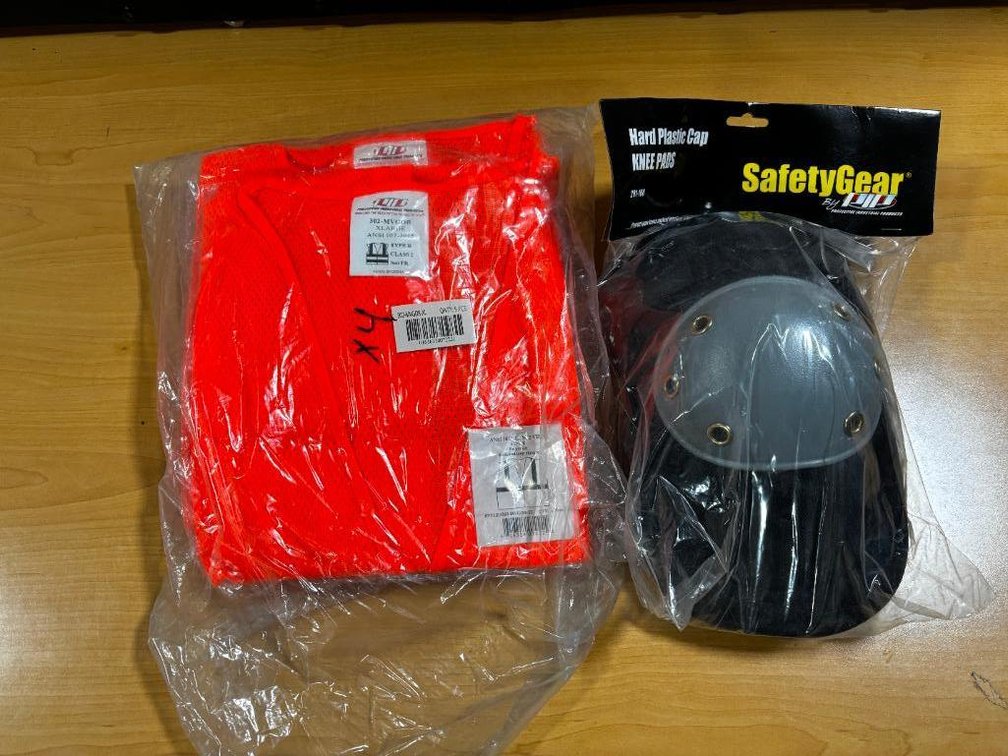 New Safety Gear Gel Knee Pads, 4 New  Safety Vests, Size  XL