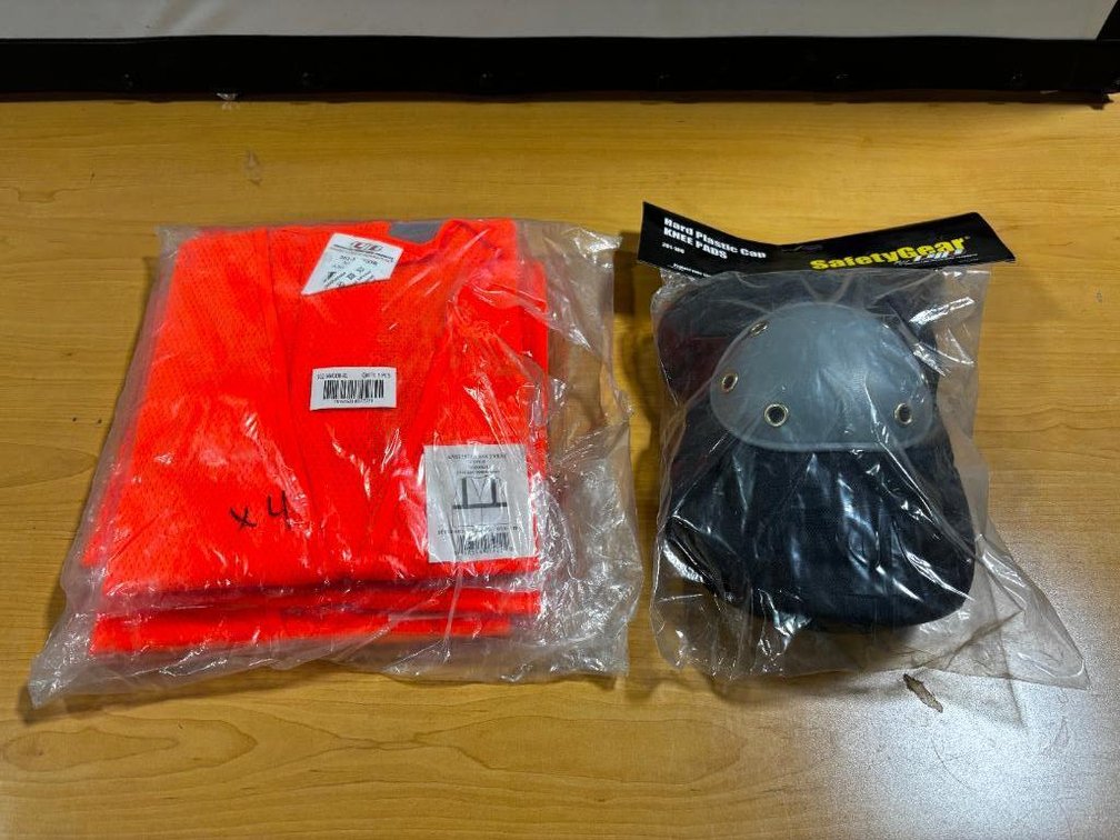 New Safety Gear Gel Knee Pads, 4 New  Safety Vests, Size  XL