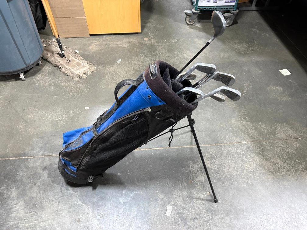 Set of Dunlop Golf Clubs and Bag, Right Handed